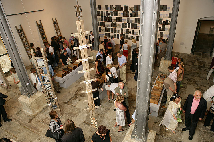 Geoffrey Hendricks: krabice, žebříky, břidlicové tašky a nebe, otevření výstavy 14. července 2006, Egon Schiele Art Centrum, foto: © 2006 Libor Sváček