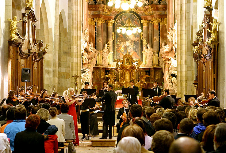 Hommage and Mozart - 250th anniversary of his birth, Gabriela Demeterová (violin) and Czech Moravian Virtuosi, Conductor Jiří Novák, 5th August 2006, Zlatá Koruna Royal Music Festival, photo: © 2006 Lubor Mrázek