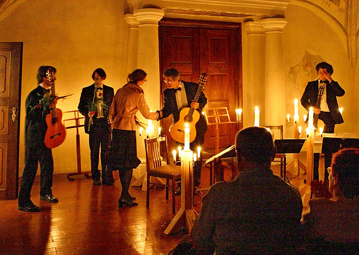 Pražské kytarové kvarteto, vstupní sál opatství kláštera Zlatá Koruna, 8.8.2006, Královský hudební festival Zlatá Koruna, foto: © 2006 Lubor Mrázek