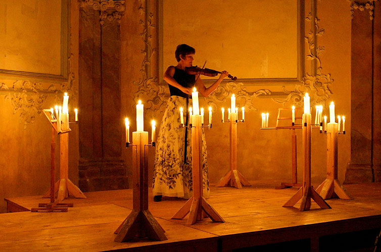 Hana Kotková (housle), křížová chodba, 16.8.2006, Královský hudební festival Zlatá Koruna, foto: © 2006 Lubor Mrázek