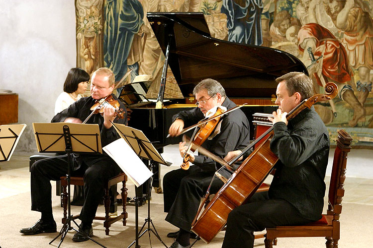 Vlachovo kvarteto Praha, Naoko Knopp Nagaoka (Japonsko) - klavír, koncertní síň, 30.8.2006, Královský hudební festival Zlatá Koruna, foto: © 2006 Lubor Mrázek