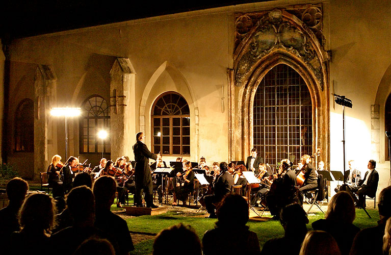 Philharmonic Orchestra České Budějovice, conductor - David Švec, Nadia Ladkany - mezzosoprano, Paradisiac Courtyard, 7th September 2006, Zlatá Koruna Royal Music Festival, photo: © 2006 Lubor Mrázek