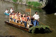 Český Krumlov z řeky Vltavy - vyhlídková plavba na voru, Den s handicapem - Den bez bariér 2006, foto: © 2006 Lubor Mrázek 