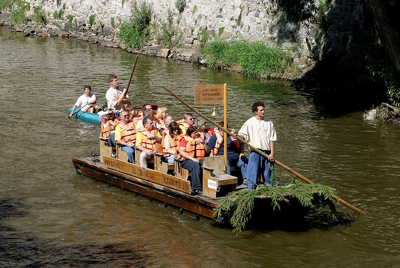 Český Krumlov z řeky Vltavy - vyhlídková plavba na voru, Den s handicapem - Den bez bariér 2006, foto: © 2006 Lubor Mrázek