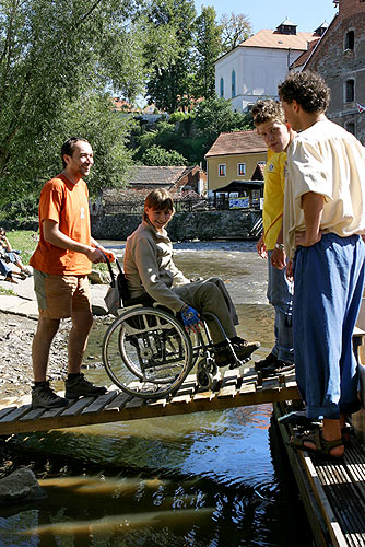 Plavba na voru a horolezecká stěna v městském parku, Den s handicapem - Den bez bariér, 9. a 10. září 2006, foto: © 2006 Lubor Mrázek
