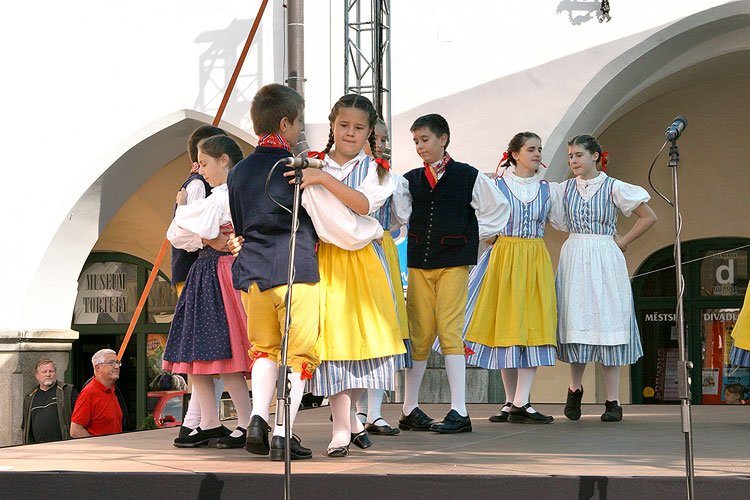 Schau der Kinderfolkloreensembles, St.-Wenzels-Fest in Český Krumlov, 28.9. - 1.10.2006, Foto: © Lubor Mrázek