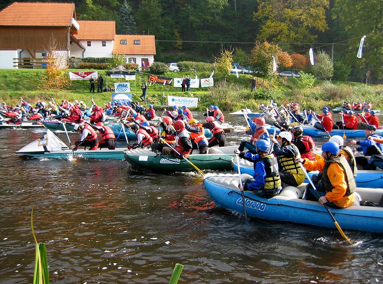 Krumlovský vodácký maraton, hromadný start v Rožmberku nad Vltavou, zdroj: Sportovní Klub KVM Český Krumlov