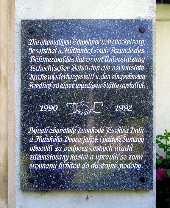 Zvonková (Glöckelberg) - výstava na místě, kudy procházely dějiny, pamětní deska, foto: GfaT