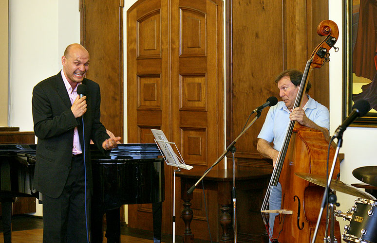 Gondolán band, Antonín, Věra and Filip Gondolánovi - sing, Jesuit Hall of the Růže Hotel, Český Krumlov, 3.7.2007, Festival of Chamber Music Český Krumlov, photo: © 2007 Lubor Mrázek
