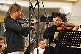 Pavel Šporcl, Joo Young Oh (South Korea) – violin,Czech Radio Symphony Orchestra, Conductor: Amos Talmon (Israel), Castle Riding Hall, 21.7.2007, International Music Festival Český Krumlov, source: © Auviex s.r.o., photo: Libor Sváček 