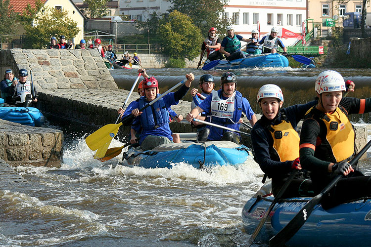 Rafty a pramice na trati, Krumlovský vodácký maraton 2006