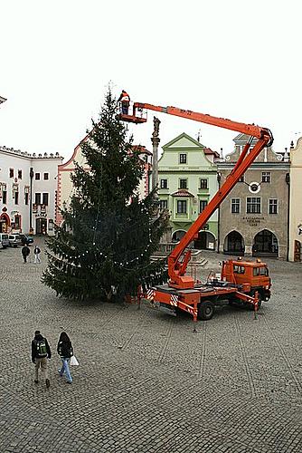Zdobení vánočního stromu, foto: Jitka Augustinová