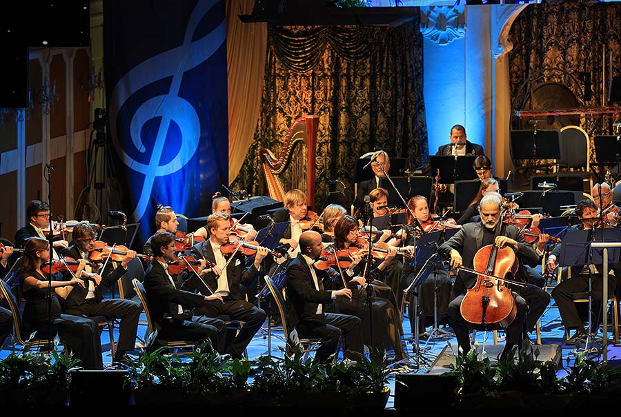 Opening concert - Jiří Bárta (violoncello), Filharmonie Bohuslava Martinů, conductor: Leoš Svárovský, Castle Riding hall, International Music Festival Český Krumlov 18.9.2020
