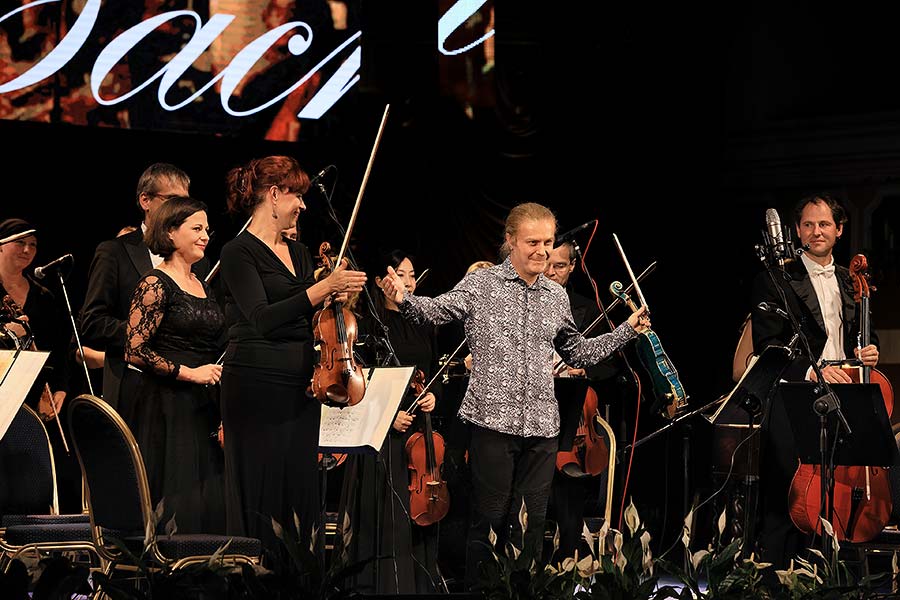 Pavel Šporcl (housle, dirigent), Vilém Veverka (hoboj), PKF – Prague Philharmonia, Zámecká jízdárna, Mezinárodní hudební festival Český Krumlov 25.9.2020