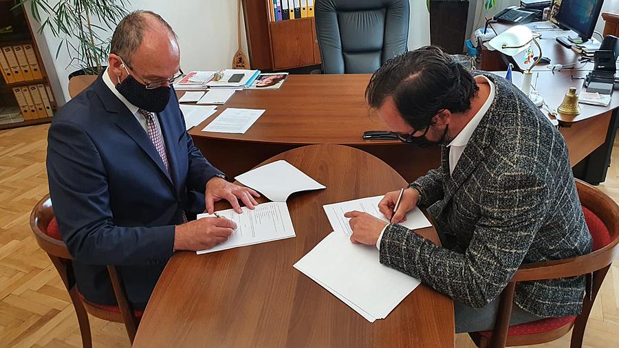 Starosta Dalibor Carda a insolvenční správce Lukáš Vlašaný podepisují kupní smlouvu.