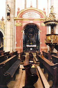 Kostel sv. Víta v Českém Krumlově, pohled na vstup do kaple Jana Nepomuckého 