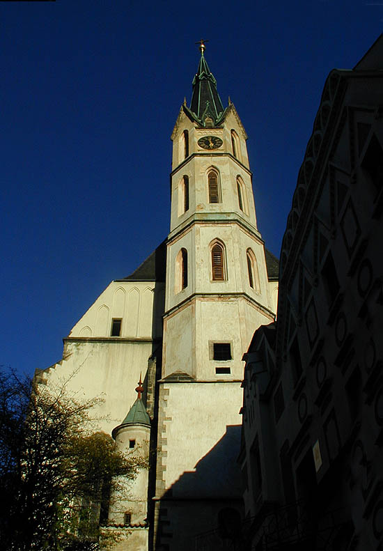 Kirche St. Veit in der Stadt Český Krumlov, neugotischer Turm, Foto: Lubor Mrázek