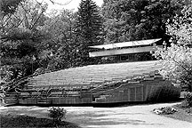Třetí otáčivé hlediště v zahradě zámku Český Krumlov, stav kolem roku 1963, dobová fotografie z pozůstalosti Joana Brehmse 
