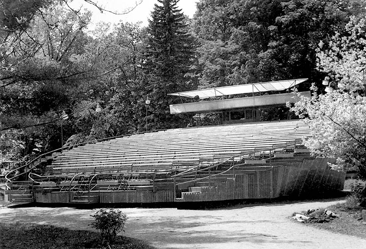 Třetí otáčivé hlediště v zahradě zámku Český Krumlov, stav kolem roku 1963, dobová fotografie z pozůstalosti Joana Brehmse