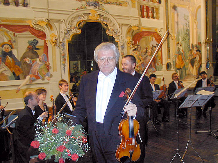 Master Josef Suk after his performance in Masquerade Hall at chateau  Český Krumlov, Chamber music festival Český Krumlov 2000, foto: Lubor Mrázek