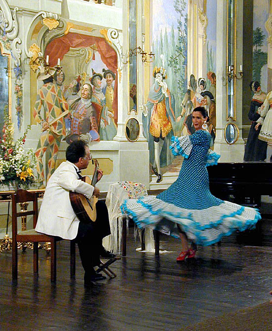 Pepe Romero and his wife (Spain). Concert as part of project Europamusicale, Chamber music festival Český Krumlov 2000, foto: Lubor Mrázek