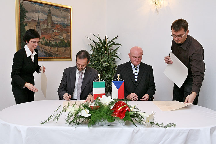 Podpis deklarace partnerství a spolupráce mezi Českým Krumlovem a italským San Gimignanem, 27. září 2008, foto: Lubor Mrázek