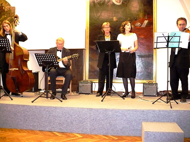 Svatováclavský podvečerník, Swingtrio při vystoupení se zpěvačkami Kateřinou Chromčákovou a Romanou Strnadovou