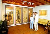 Dům fotografie Český Krumlov vystavuje díla Alfonse Muchy a Tomáše Bíma. Slavnostní vernisáž otevřela v sobotu 26. června 2004 veřejnosti dvě nové výstavy v Českokrumlovském Domě fotografie. 