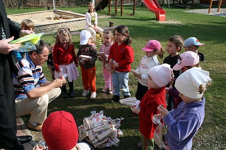 Děti v mateřských školách dostaly reflexní vesty od společnosti E.ON a města Český Krumlov
