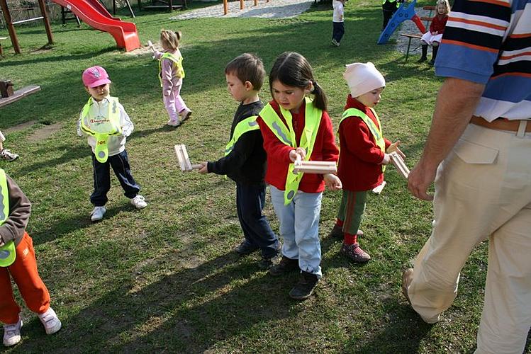 Děti v mateřských školách dostaly reflexní vesty od společnosti E.ON a města Český Krumlov