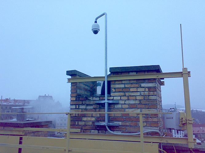 Statická webová kamera umístněná na střeše budovy ZUŠ