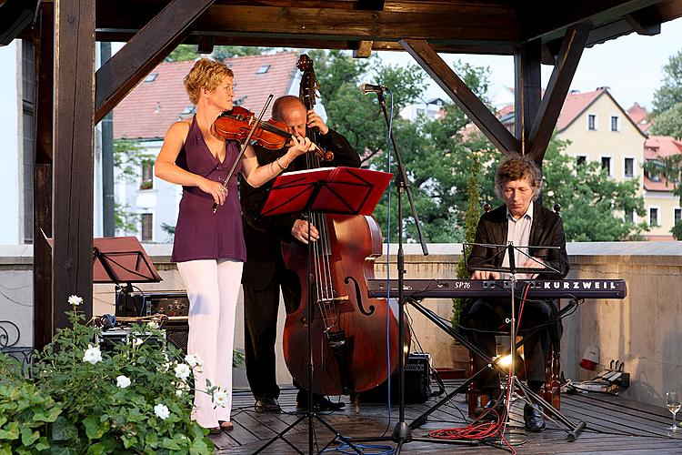 Jazzové trio - Věra Křížková (zpěv, housle), Jiří Růžička (klavír), Vít Fiala (kontrabas), 2.7.2009, Festival komorní hudby Český Krumlov
