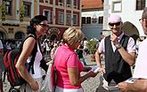 Slavnostní odhalení Růžové lavice na náměstí Svornosti v Českém Krumlově za účasti Miroslava Párala - autora díla, 8. srpna 2009, foto: Lubor Mrázek