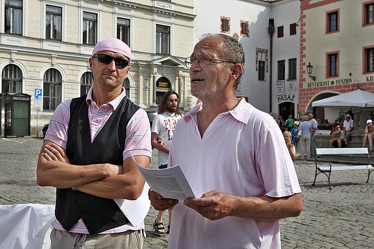 Slavnostní odhalení Růžové lavice na náměstí Svornosti v Českém Krumlově za účasti Miroslava Párala - autora díla, 8. srpna 2009