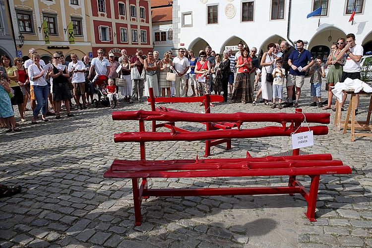 Slavnostní odhalení Růžové lavice na náměstí Svornosti v Českém Krumlově za účasti Miroslava Párala - autora díla, 8. srpna 2009