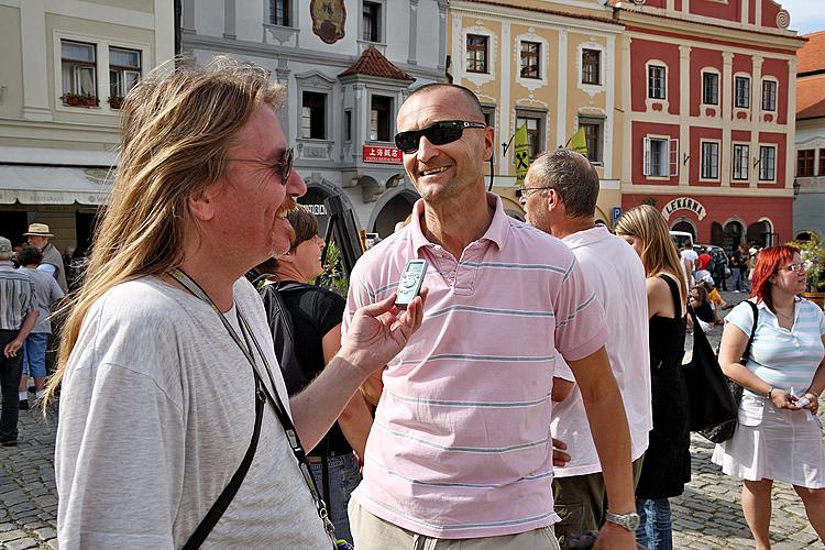 Slavnostní odhalení Růžové lavice na náměstí Svornosti v Českém Krumlově za účasti Miroslava Párala - autora díla, 8. srpna 2009