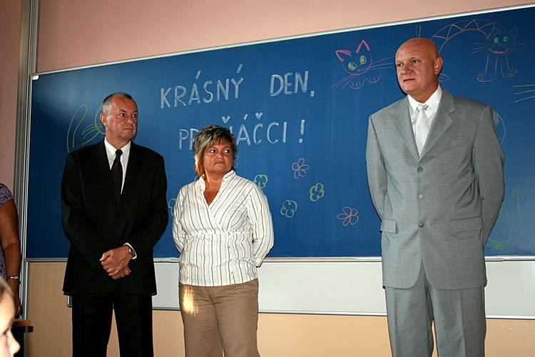 1. září 2009 - Starosta Luboš Jedlička a ředitel ZŠ TGM vítají nové prvňáčky