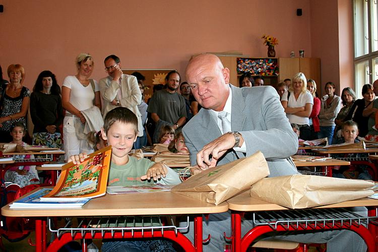 1. září 2009 - Starosta Luboš Jedlička vítá nové prvňáčky v ZŠ TGM