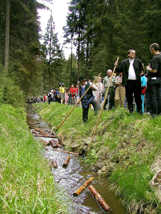 Schauschwemmen auf dem Schwarzenberger Schwemmkanal in der Umgebung von Ježová/Igelbach, 11. Mai 2002, Foto: Lubor Mrázek