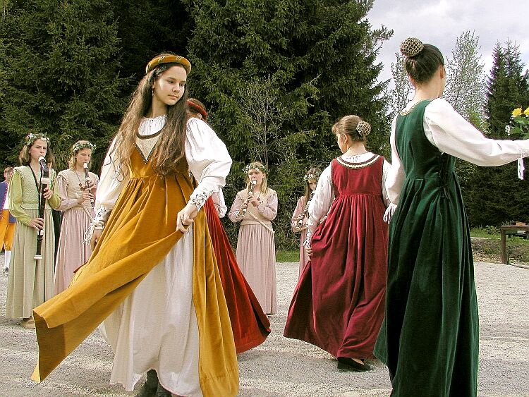 Dětský soubor Krumlovští pištci na Slavnosti plavebního kanálu, 11. května 2002, foto: Lubor Mrázek