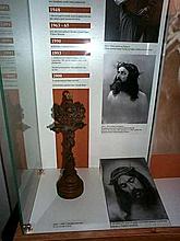 Fotos der Stellvertreter Christi im Jahr 1993 und 1947. Linke Tabelle Kruzifix (um 1800). 