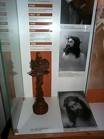 Fotografie představitelů Krista v letech 1993 a 1947. Vlevo stolní krucifix (asi 1800).