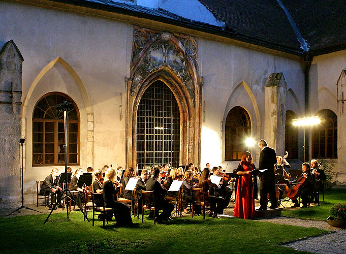 Filharmonický orchestr České Budějovice, dirigent - David Švec, Nadia Ladkany - mezzosoprán, Rajský dvůr, Královský hudební festival Zlatá Koruna, foto© 2006 Lubor Mrázek Archiv OIS - 2006080723b