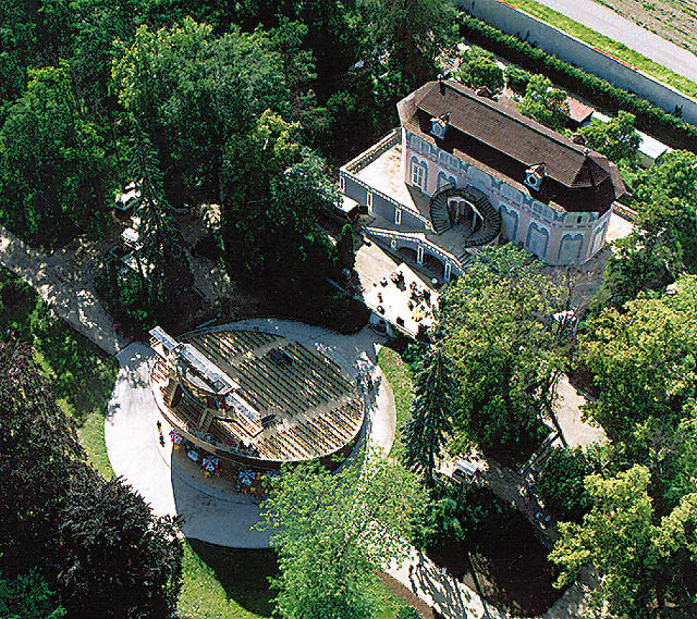 Luftaufnahme der drehbaren Zuschauertribüne und des Lustschlösschens Bellarie im Schlossgarten des Schlosses Český Krumlov, foto: Libor Sváček