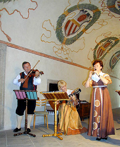 Ensemble Gajdoši during their performance at music tours through chateau Český Krumlov (Music in changing times), Chamber music festival Český Krumlov 2000, foto: Lubor Mrázek