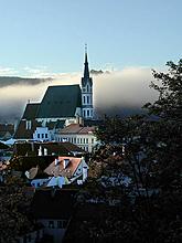 Město Český Krumlov, kostel sv. Víta v ranním oparu. Foto: Zdena Flašková 