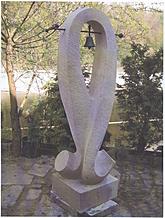 Plastika Petra Fidricha s názvem Zvonice pro Evropu. Foto: archiv města 