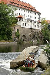 Český Krumlov z řeky Vltavy - vyhlídková plavba na voru, Den s handicapem, Český Krumlov 11. září 2004, foto: Lubor Mrázek 