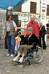 Zkuste si to na chvíli - Bára Štěpánová, Den s handicapem, Český Krumlov 11. září 2004, foto: Lubor Mrázek 