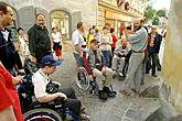 Prohlídku města pro vozíčkáře  vedl Stanislav Jungwirth, Den s handicapem, Český Krumlov 11. září 2004, foto: Lubor Mrázek 